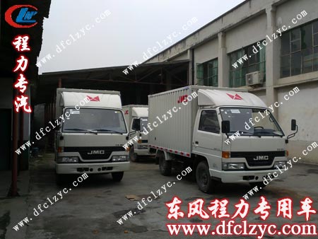 剛剛生產(chǎn)完工，走出車間的江鈴廂式貨車