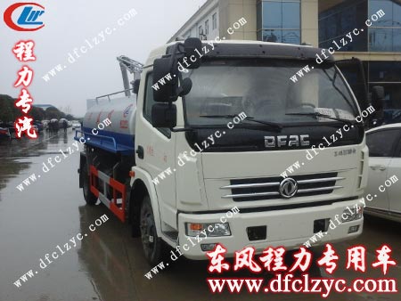 湖北程力東風(fēng)多利卡吸糞車(chē)出發(fā)前門(mén)口留影 湖北程力東風(fēng)多利卡吸糞車(chē)出發(fā)前門(mén)口留影