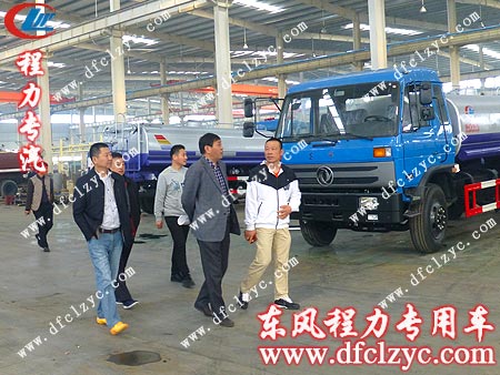 湖北程力公司銷售部馬主管帶領(lǐng)客戶參觀車間 湖北程力公司銷售部馬主管帶領(lǐng)客戶參觀車間