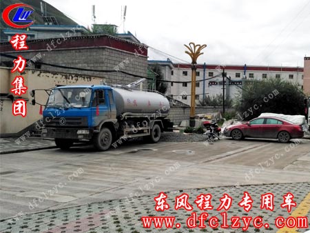程力專用汽車(chē)股份有限公司東風(fēng)專底吸糞車(chē)到達(dá)那曲客戶所在地