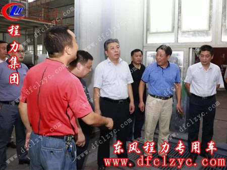 隨州市副市長吳超明（前左三）率領(lǐng)市、區(qū)環(huán)保局的領(lǐng)導(dǎo)及負(fù)責(zé)人視察程力，現(xiàn)場指導(dǎo)環(huán)境整治專項(xiàng)工作，程力集團(tuán)程阿羅（前左二）與集團(tuán)黨委書記何儒安（右三）陪同
