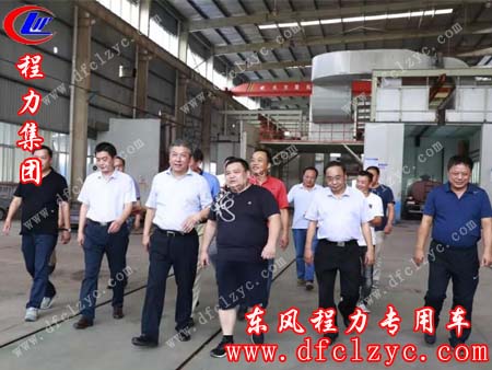 程阿羅總經(jīng)理（右三）、常務(wù)副總經(jīng)理程國強(qiáng)（左一）陪同隨州市副市長吳超明（左四）視察標(biāo)準(zhǔn)化油漆生產(chǎn)線車間現(xiàn)場
