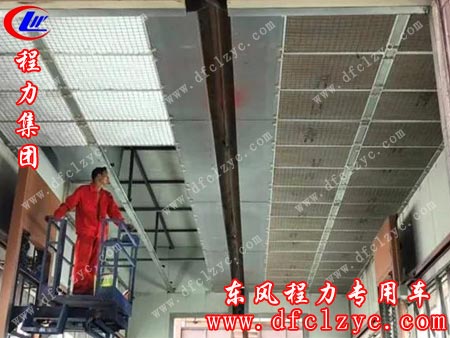 不顧烈日酷暑，工人在高溫環(huán)境下?lián)屪r(shí)間更換油漆生產(chǎn)線車間的石棉濾網(wǎng)與活性炭吸塵吸污系統(tǒng)，為建設(shè)友好環(huán)境和藍(lán)天綠水貢獻(xiàn)出自己的一份熱一份光