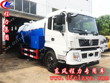 正在程力集團環(huán)衛(wèi)車間做收尾工作的東風153清洗吸污車