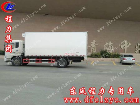 湖北程力集團東風(fēng)天錦冷藏車在途中