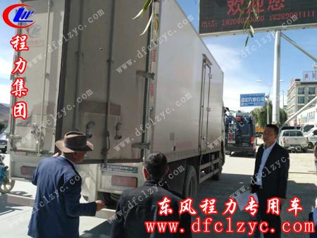 湖北程力集團東風(fēng)天錦冷藏車驗車中