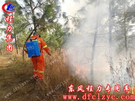消防警察趕到現(xiàn)場(chǎng)開(kāi)展救火工作