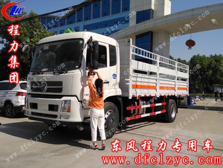 上圖為湖北程力東風(fēng)天錦氣瓶車(chē)發(fā)車(chē)