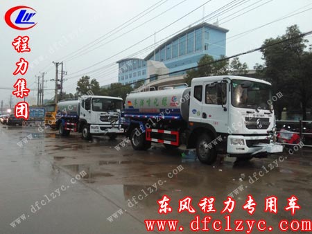 東風(fēng)D9灑水車兩臺(tái)發(fā)車