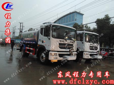 東風(fēng)D9灑水車雙胞胎準(zhǔn)備出發(fā)