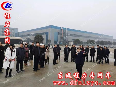 程力集團(tuán)總經(jīng)理程阿羅向市委、人大視察團(tuán)的嘉賓介紹程力商用車二期、三期工程的建設(shè)規(guī)劃情況