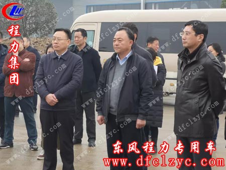 市委常委、黨組成員林常倫(右一），曾都區(qū)區(qū)委書記何運(yùn)平（中）、區(qū)長(zhǎng)張健在視察聽取情況匯報(bào)