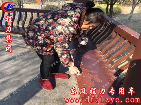 每個(gè)微小的動(dòng)作足以顯示媽媽對(duì)兒女的細(xì)心