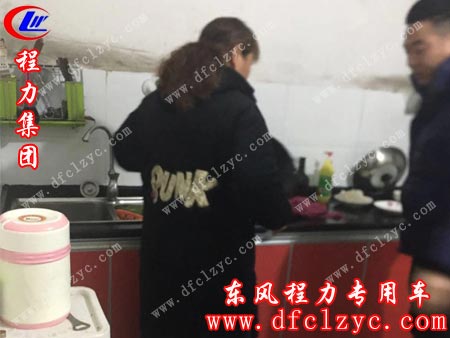 媽媽在家做晚飯