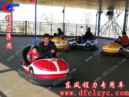 上圖為爸爸帶著寶寶一起玩碰碰車