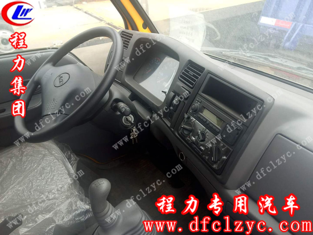 江鈴順達(dá)一拖二清障車(chē)內(nèi)飾圖