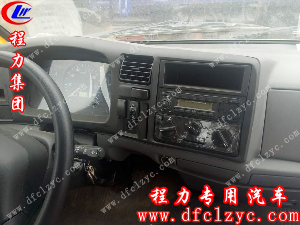 江鈴順達(dá)一拖二清障車(chē)內(nèi)飾圖