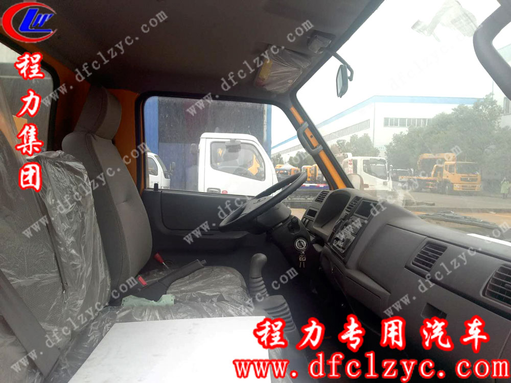 江鈴順達(dá)一拖二清障車(chē)內(nèi)飾圖