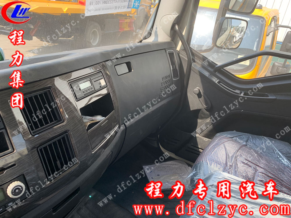 解放聯(lián)體一拖一清障車內飾