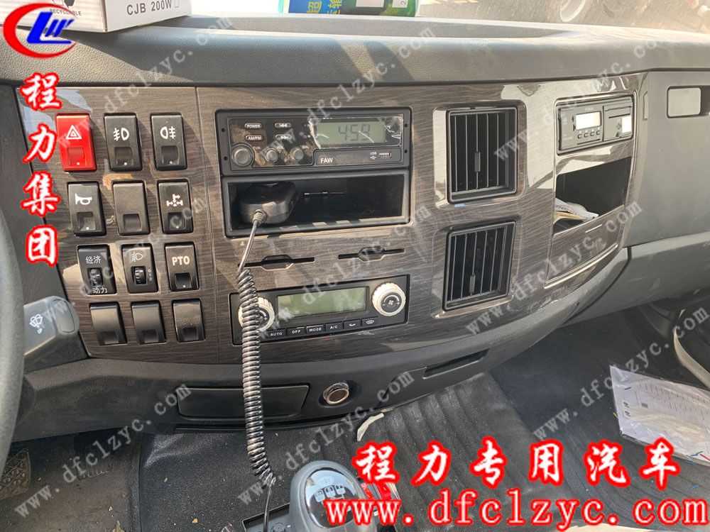 解放聯(lián)體一拖一清障車內飾