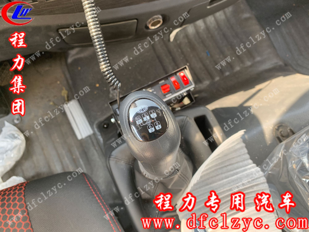 解放聯(lián)體一拖一清障車內飾