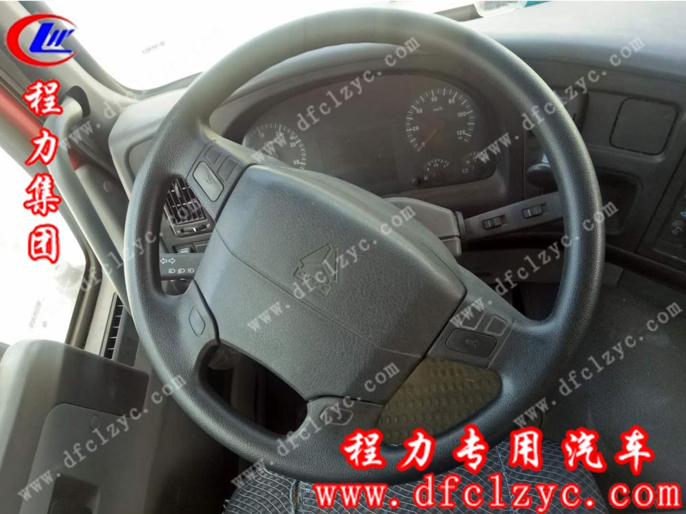 重汽豪沃干粉泡沫消防車（國五）內視圖