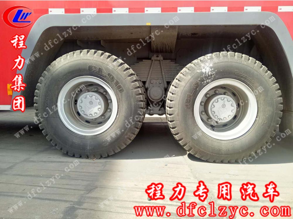 重汽豪沃干粉泡沫消防車（國五）外觀細節(jié)圖