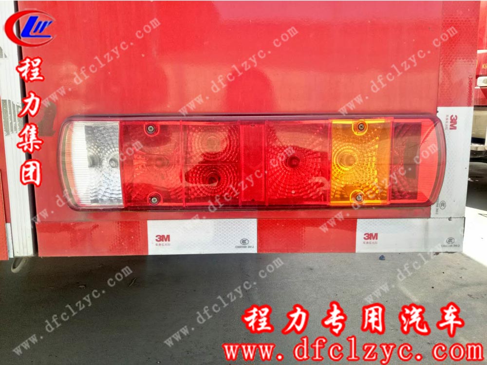 重汽豪沃干粉泡沫消防車（國五）外觀細節(jié)圖