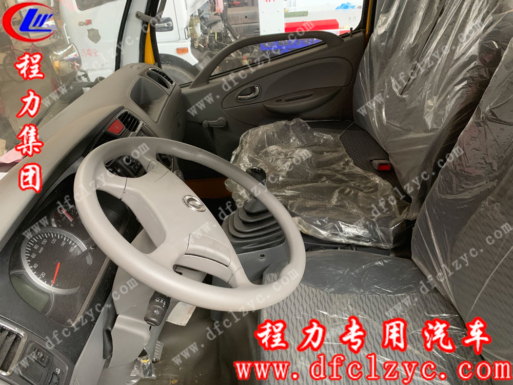 東風(fēng)小多利卡D6聯(lián)體一拖一清障車(chē)內(nèi)飾圖