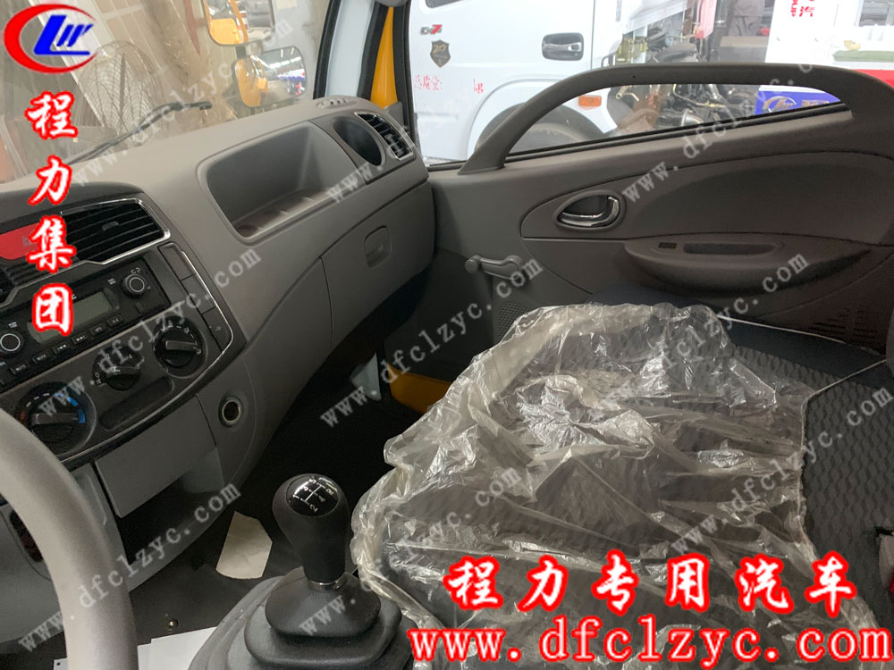 東風(fēng)小多利卡D6聯(lián)體一拖一清障車(chē)內(nèi)飾圖
