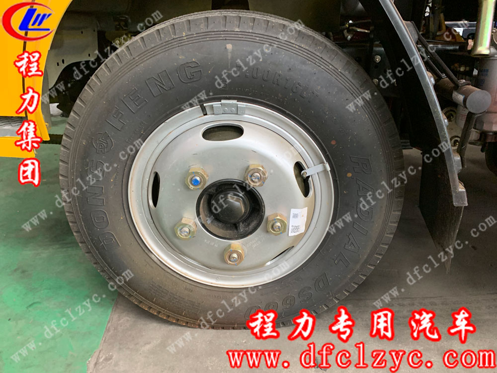 東風(fēng)小多利卡D6聯(lián)體一拖一清障車(chē)輪胎