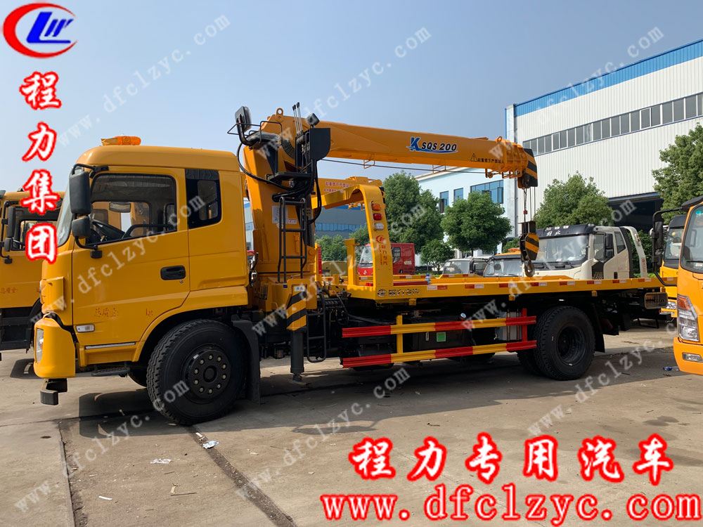 東風(fēng)一拖二帶吊清障車(chē)側(cè)面