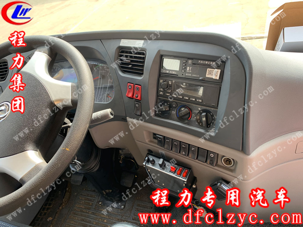 東風(fēng)一拖二帶吊清障車(chē)內(nèi)飾