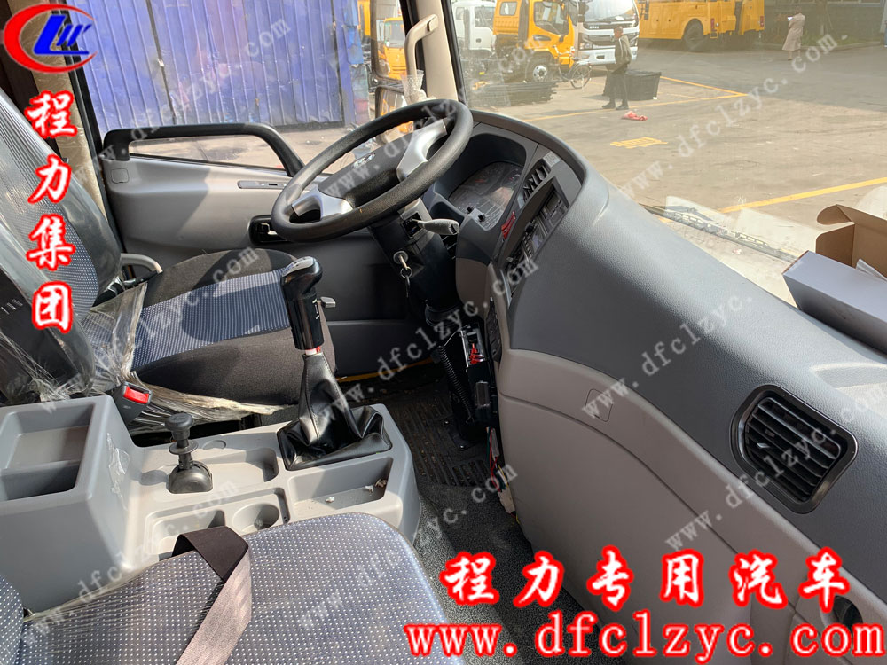 東風(fēng)一拖二帶吊清障車(chē)內(nèi)飾
