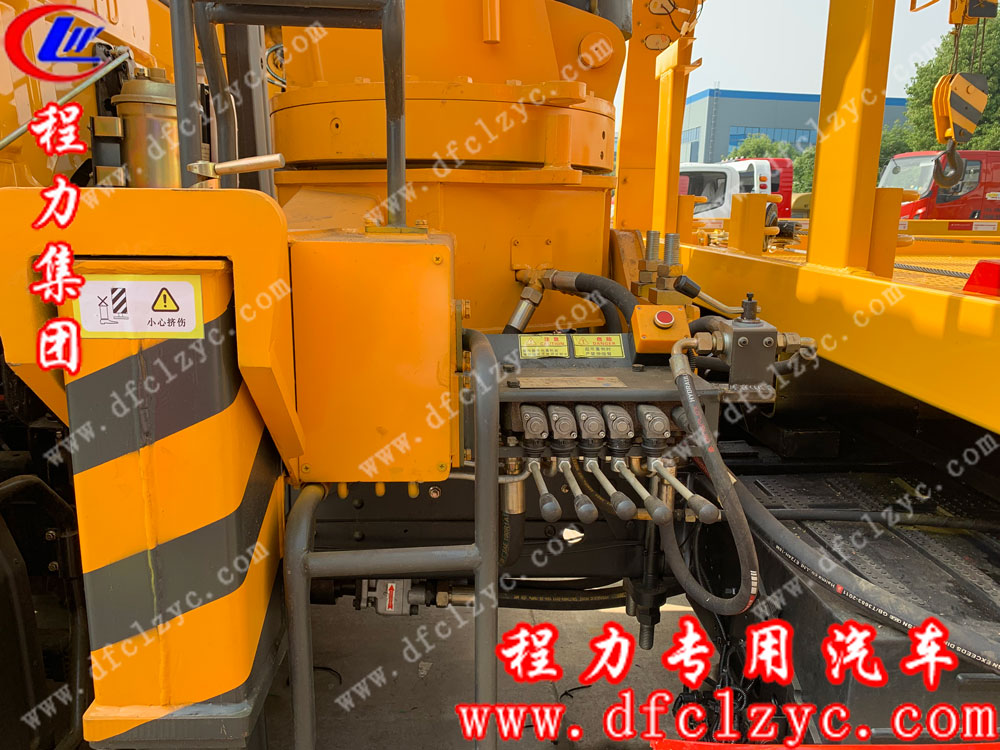 東風(fēng)一拖二帶吊清障車(chē)細(xì)節(jié)