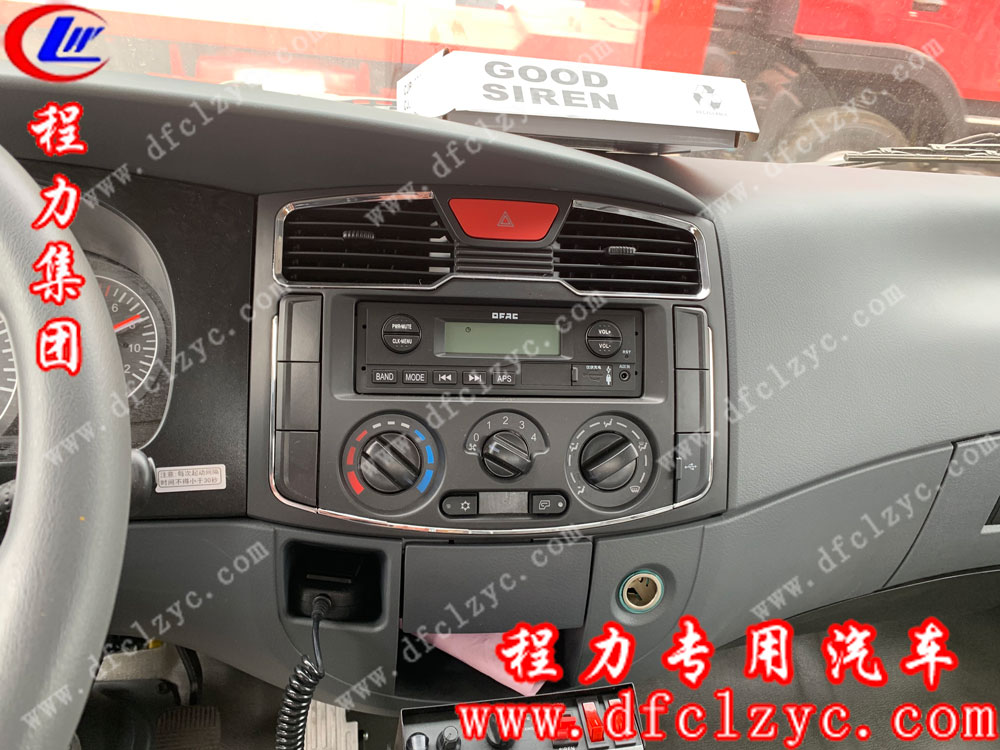 東風多利卡D8聯(lián)體一拖一清障車內(nèi)飾