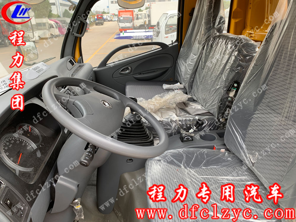 東風多利卡D8聯(lián)體一拖一清障車內(nèi)飾