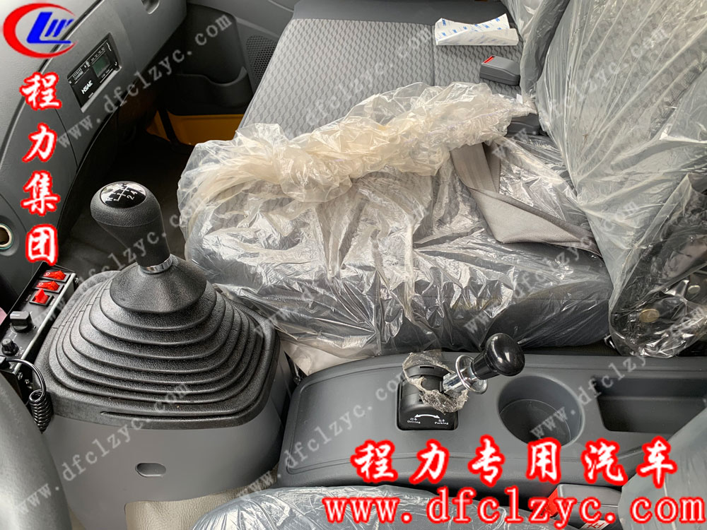 東風多利卡D8聯(lián)體一拖一清障車內(nèi)飾