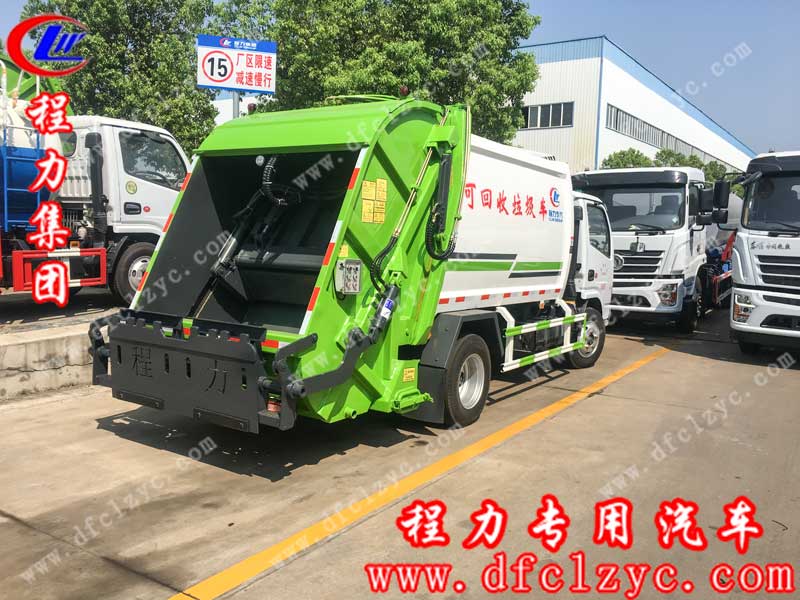 程力集團生產(chǎn)的國五東風小多利卡壓縮垃圾車