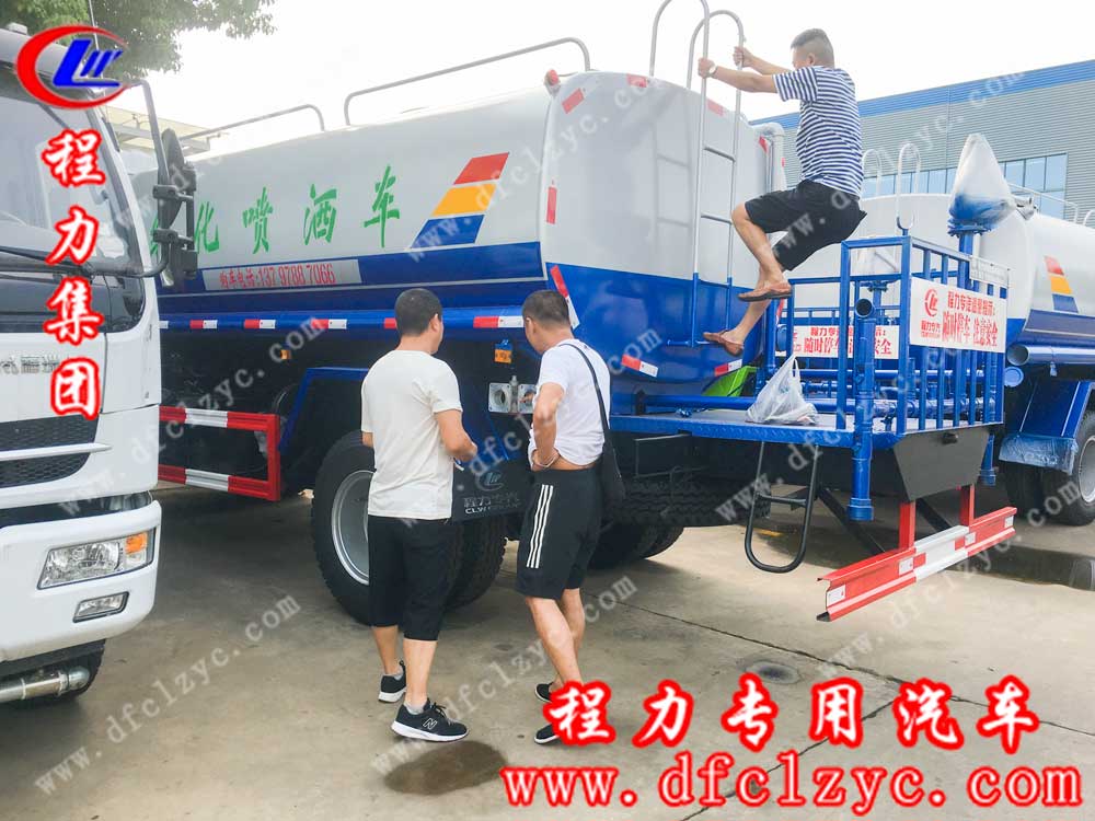 程力集團(tuán)送車(chē)師傅在耐心給宋總及同伴介紹東風(fēng)D9灑水車(chē)的操作方法