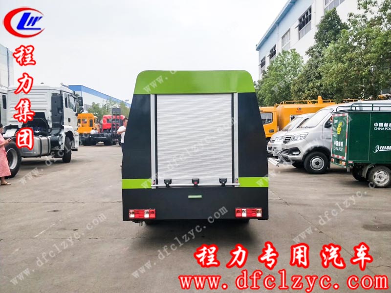 程力集團(tuán)生產(chǎn)的長安國六路面養(yǎng)護(hù)車