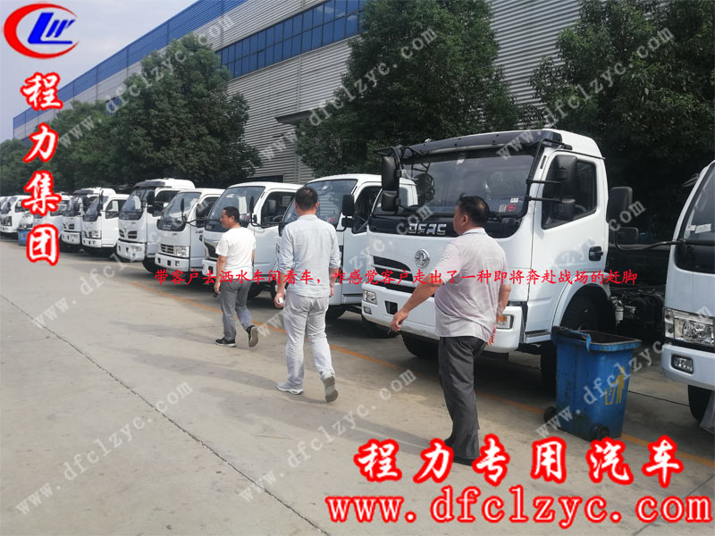 湖北程力集團銷售人員帶客戶去車間看車，一個個走出了氣勢不凡的步伐
