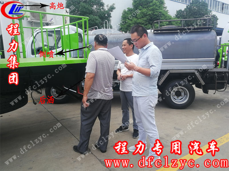 程力銷售人員正在給客戶講解灑水車的后灑側噴及高炮功能