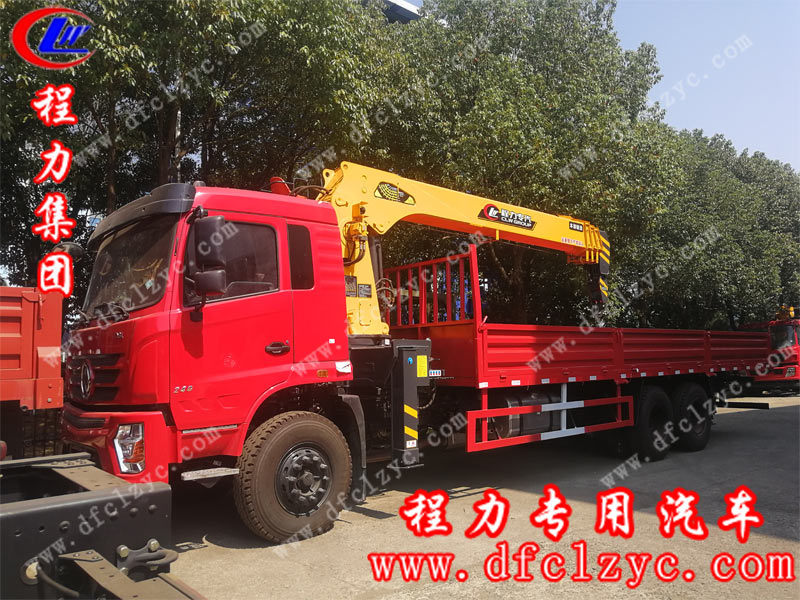 程力集團(tuán)東風(fēng)后雙橋隨車(chē)吊，在陽(yáng)光的照耀下，顯得異常耀眼
