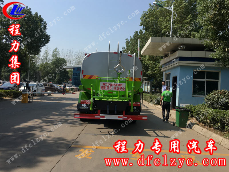 河南客戶來程力公司提的國六東風D9灑水車，正在廠區(qū)門口等待核對資料出廠