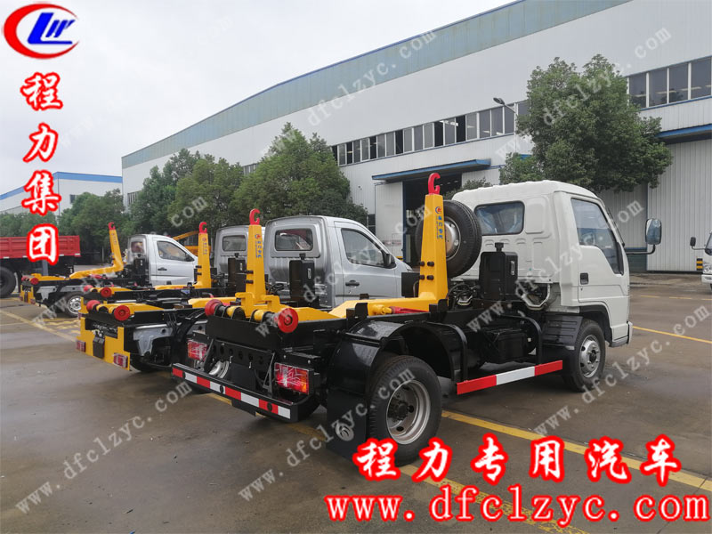 程力集團(tuán)長(zhǎng)安勾臂垃圾車底盤(pán)停放區(qū)
