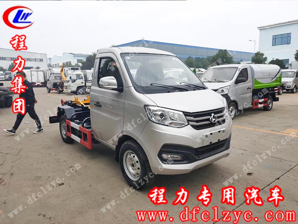 程力專用汽車股份有限公司生產(chǎn)的國六長(zhǎng)安勾臂垃圾車