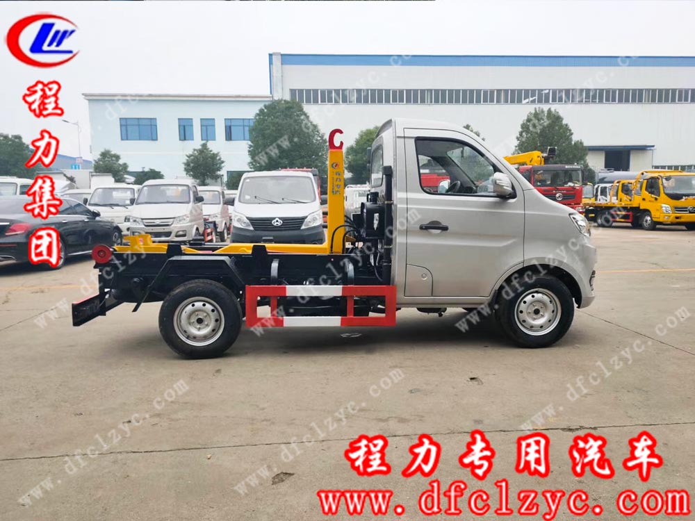 程力集團(tuán)生的國六長(zhǎng)安勾臂垃圾車