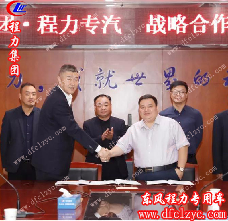 主賓雙方愉快地在合作文本簽約，并合影留念