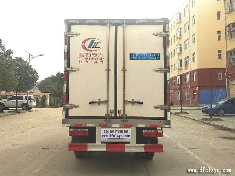 程力集團(tuán)東風(fēng)小多利卡冷藏車(chē)正后方
